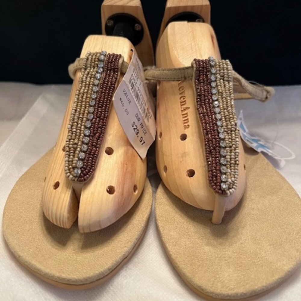 NWT SK by SKEMO Glitter Flipflo Beaded/Jeweled Flat Sandals Size 7 Beige/Brown
